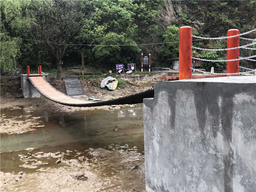 研学基地水上游乐设备建造 户外水上吊环桥供应商 非标定制 3
