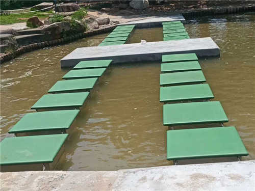 农庄水上游乐设施价格 游乐场水上吊桥定制 项目齐全 3