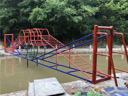 青少年水上闖關(guān)吊橋安裝 生態(tài)園水上吊環(huán)橋生產(chǎn)廠家 項(xiàng)目齊全 3