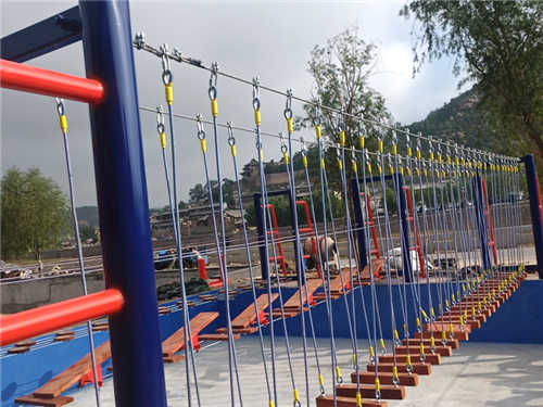 拓展基地水上趣味吊桥安装 新型水上游乐设备设计公司 上门安装 1