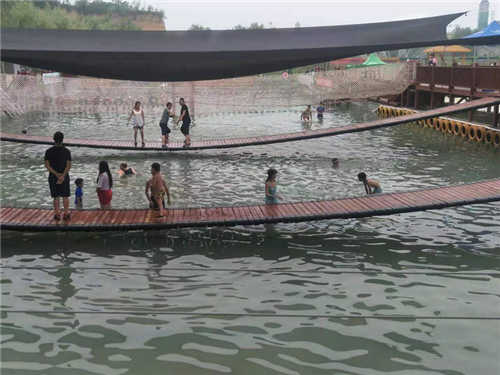 景区水上趣味吊桥建造 度假村水上游乐设备方案 郑州超能勇士拓展 2