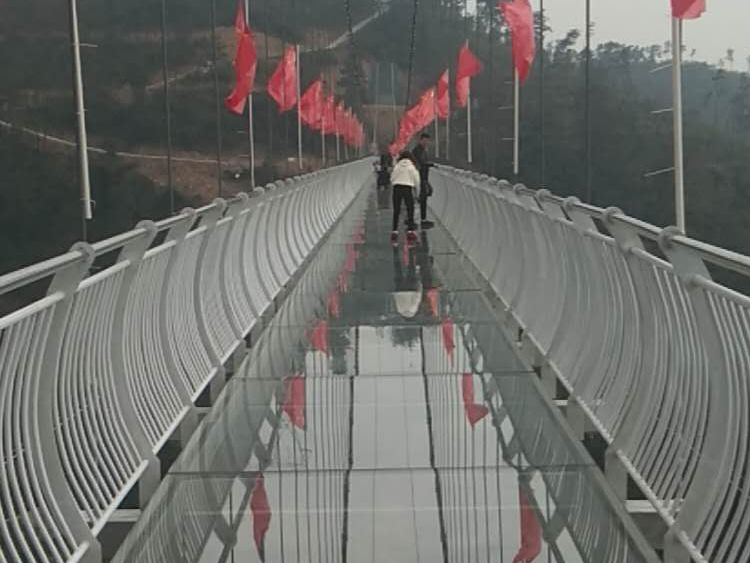 玻璃吊桥施工玻璃栈道设计 岚瑞游乐玻璃悬索桥规划设计  资质齐全 3